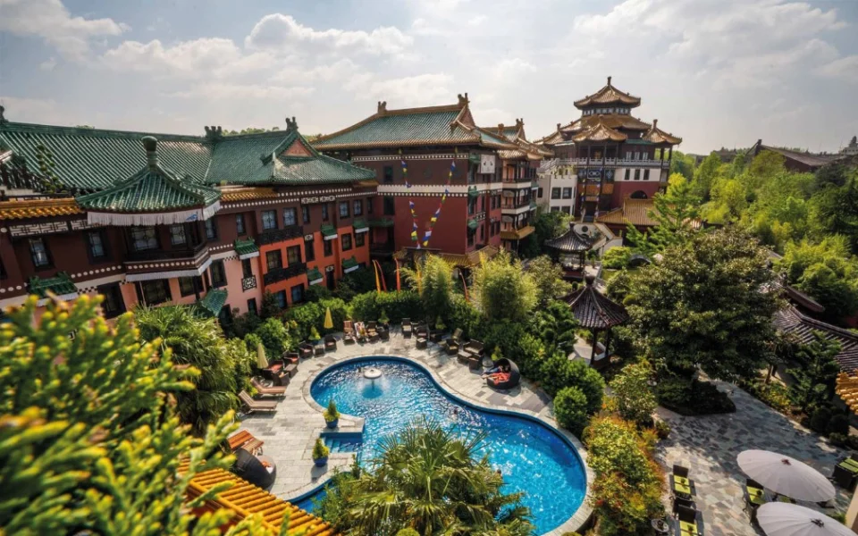 Hotel Ling Bao met zwembad en bomen bij Phantasialand