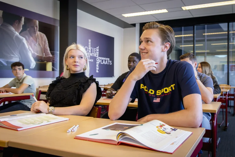 Studenten van de mbo-opleiding Retailmedewerker van De Rooi Pannen Tilburg Handel & Ondernemenzitten in een les