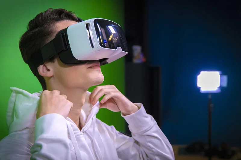 Een student van e-leisure & events met een VR-bril