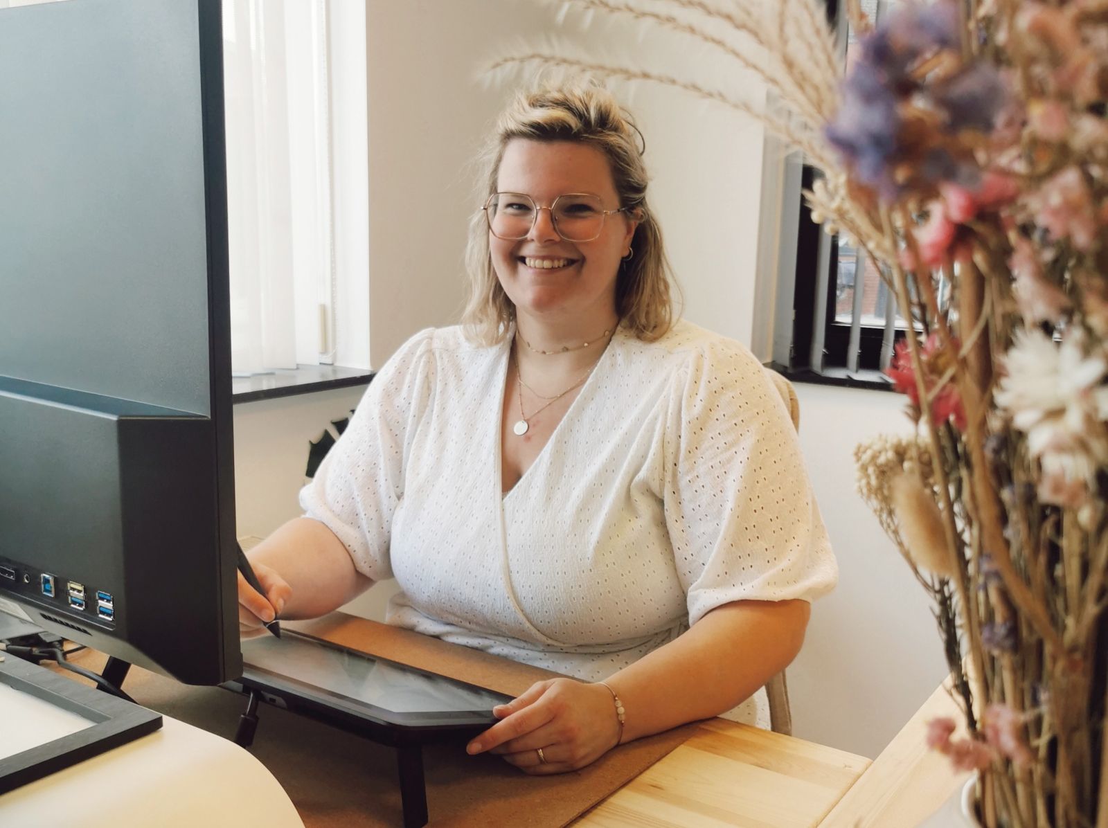Melanie achter haar computer aan het ontwerpen