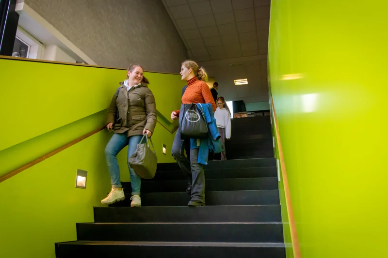 Leerlingen van De Rooi Pannen Eindhoven Vmbo lopen van de trap af