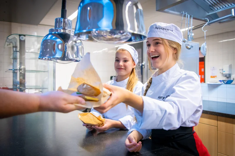 Leerlingen van De Rooi Pannen Eindhoven Vmbo werken in de winkel op school