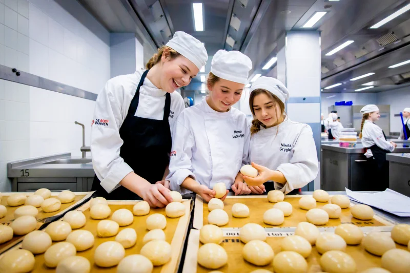 Leerlingen in de keuken van De Rooi Pannen Eindhoven Vmbo