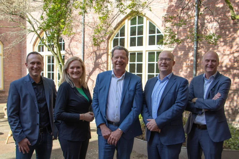 Voorzitter, vicevoorzitter en leden van de Raad van Toezicht in de patio van Onderwijshotel Tilburg