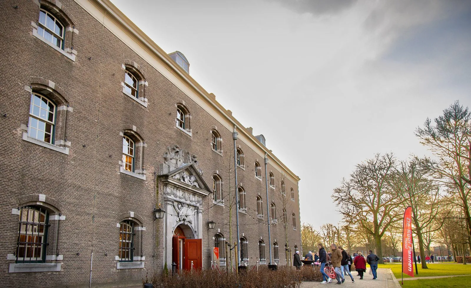 Hoofdconciërge Christiaan maakt verbinding binnen de monumentale muren van de Seeligkazerne