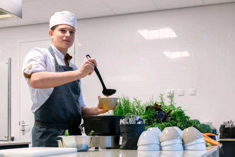 Student Zelfstandig werkend kok doet praktijkervaring op in de keuken van De Rooi Pannen Breda Horeca.