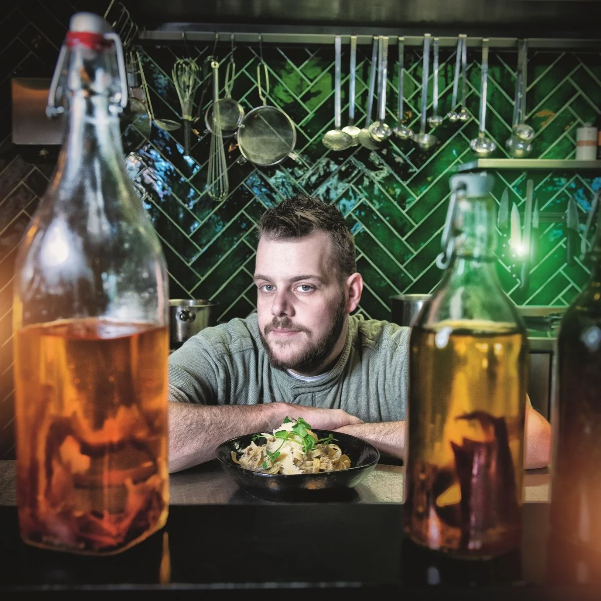 Eigenaar van Gastrobar RIX, Ricky Spijkers, in de keuken van zijn restaurant. Voor hem staat de bekende pasta wat wordt bereid in een kaaswiel.