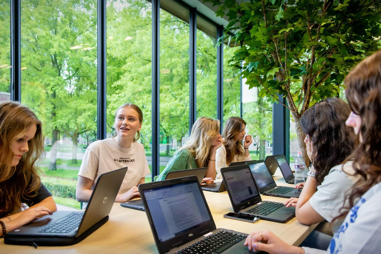 Studenten zitten achter de laptop te werken tijdens een les bij De Rooi Pannen Tilburg Toerisme, Leisure & Marketing