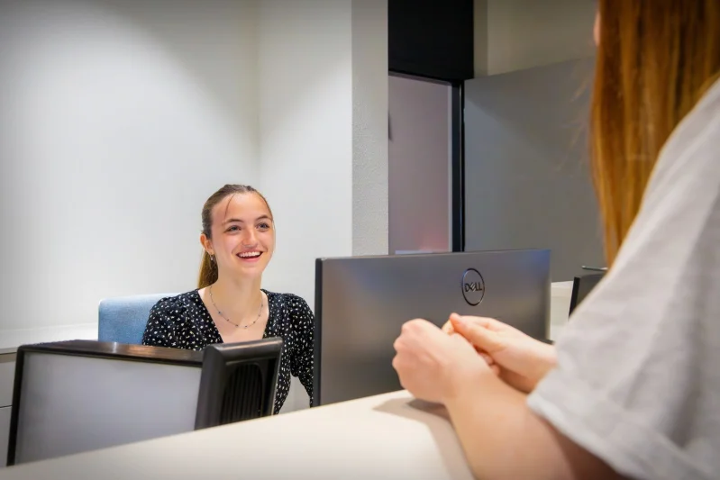 Student doet praktijkervaring op tijdens haar opleiding Medewerker recreatie & sport. Ze voert frontofficewerkzaamheden uit.