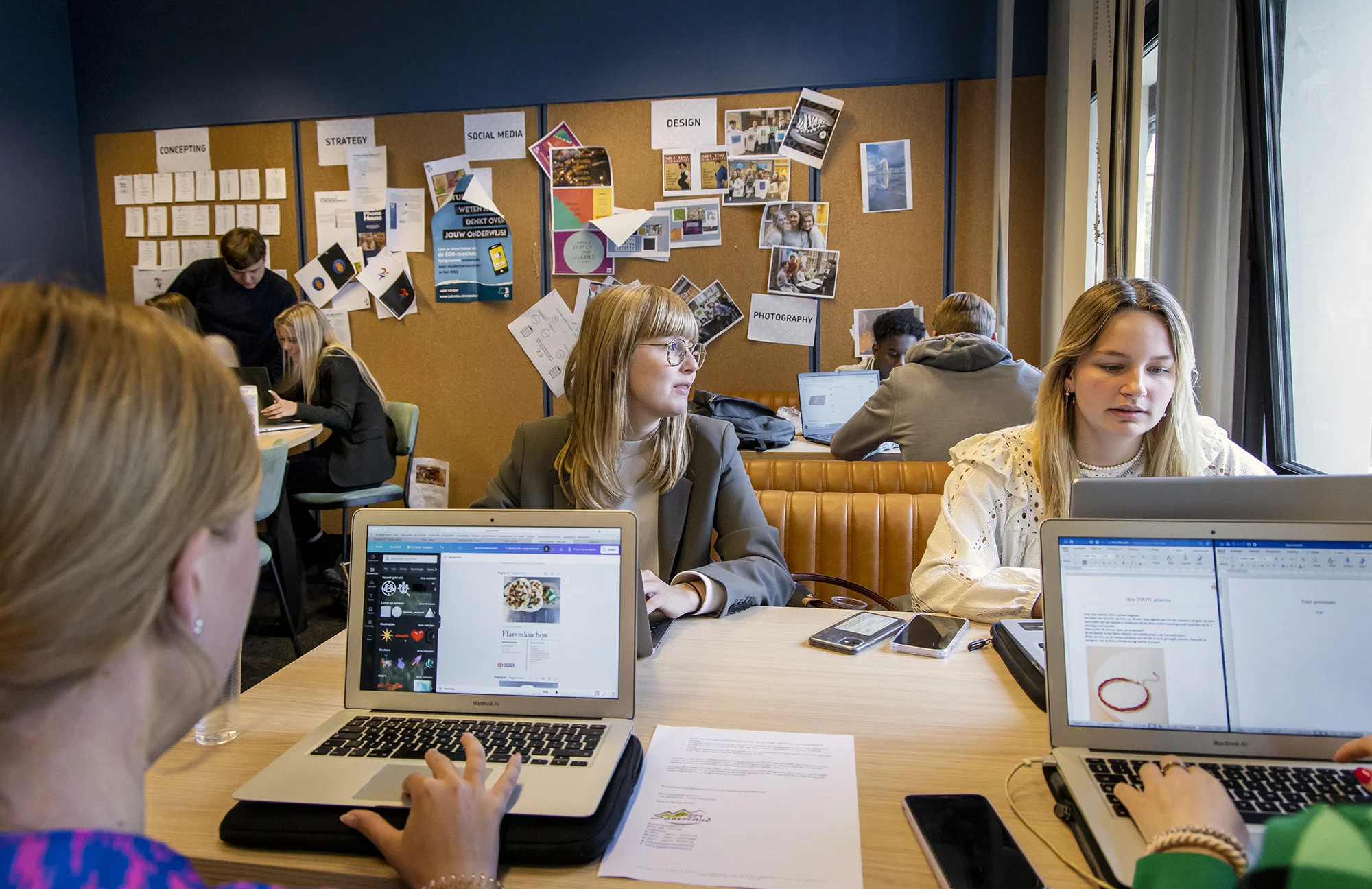 studenten Marketing, sales & hospitality aan het werk