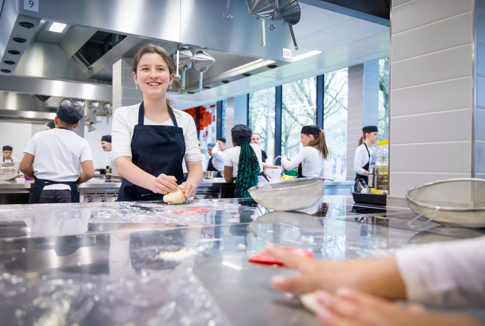 Leerlingen van De Rooi Pannen Eindhoven Vmbo werken het restaurant op school