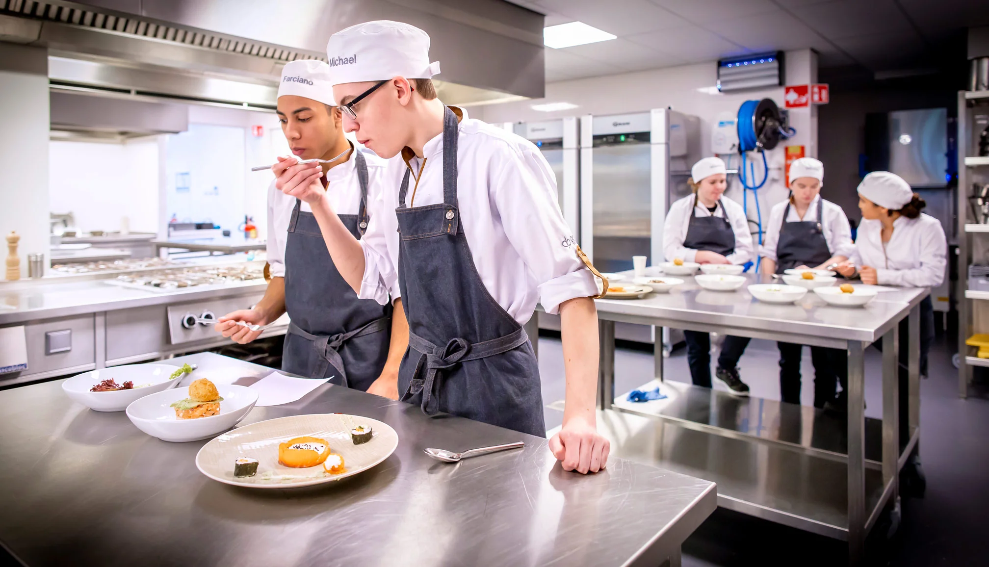 Studenten van de opleiding Gespecialiseerd kok krijgen praktijkles op school in Breda.