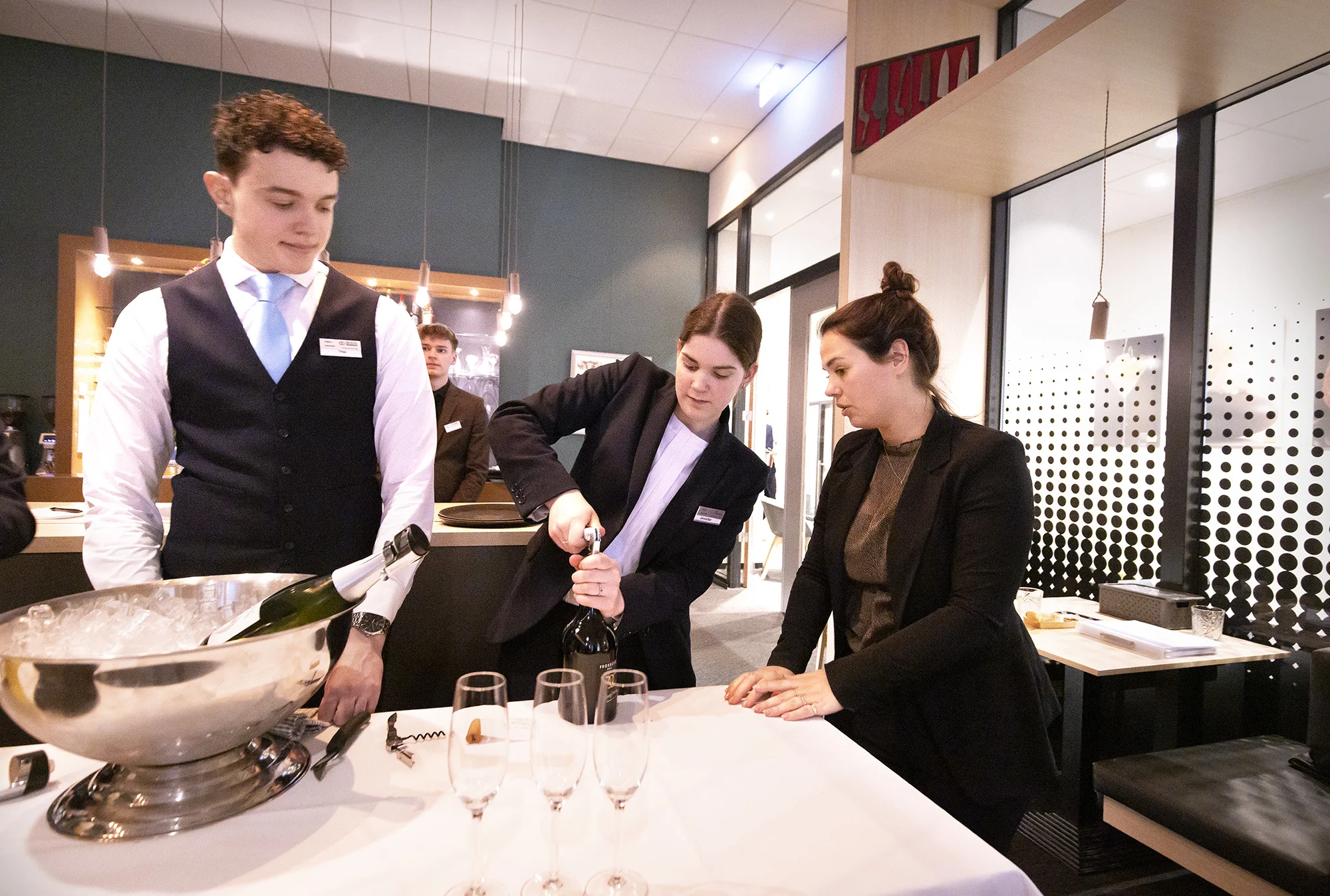 Studenten van het mhbo-traject Hotelmanagement doen praktijkervaring op in het restaurant van De Rooi Pannen Eindhoven.