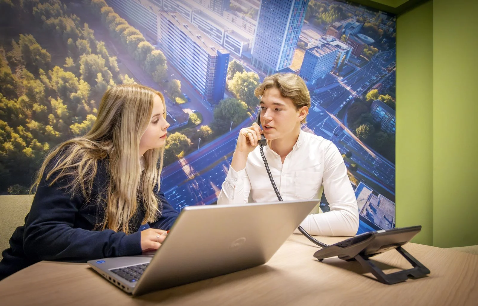 Een student van de mbo-opleiding International business van De Rooi Pannen Tilburg Handel & Ondernemen belt met een klant