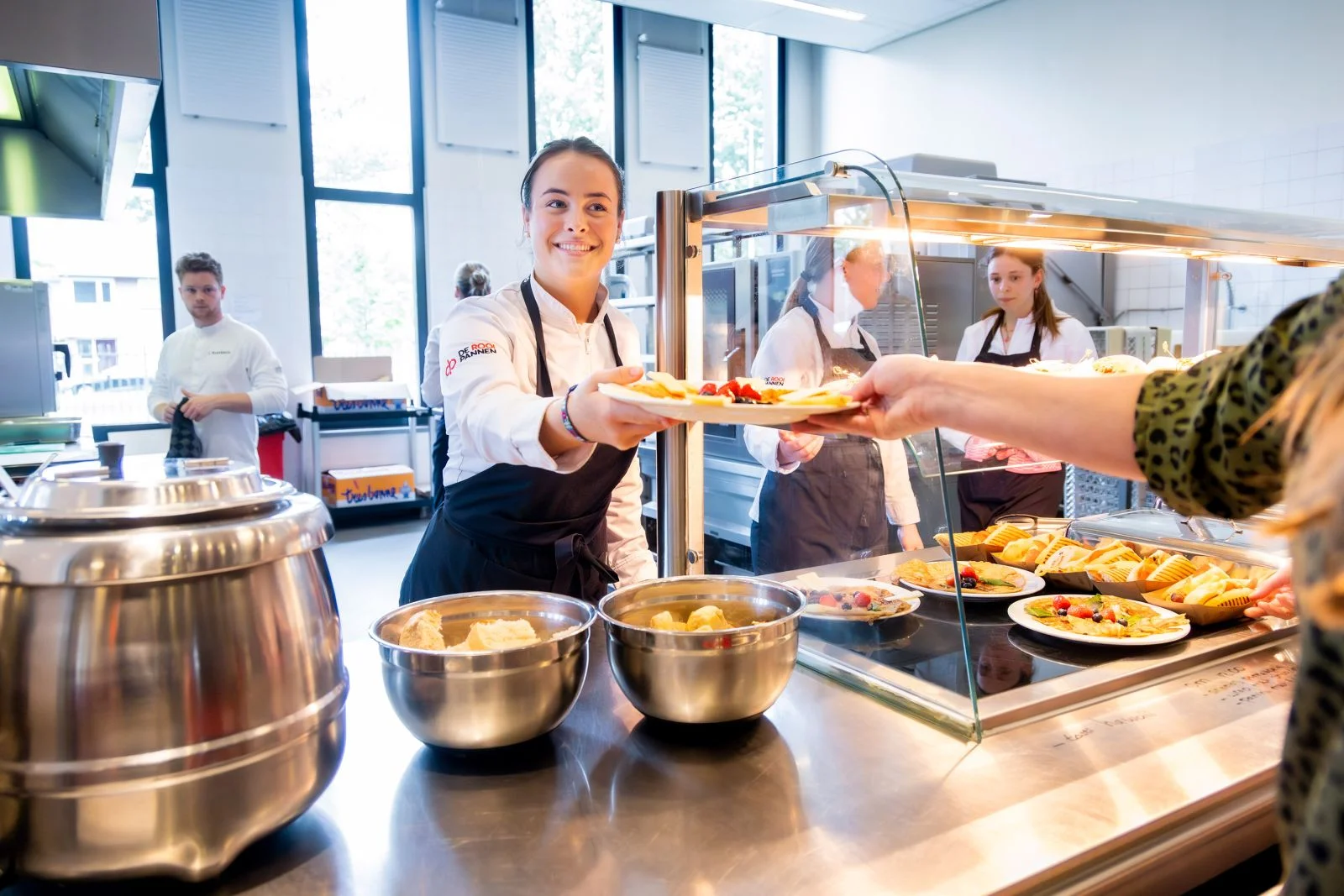Studenten van de opleiding Gespecialiseerd kok krijgen praktijkles op school in Eindhoven.