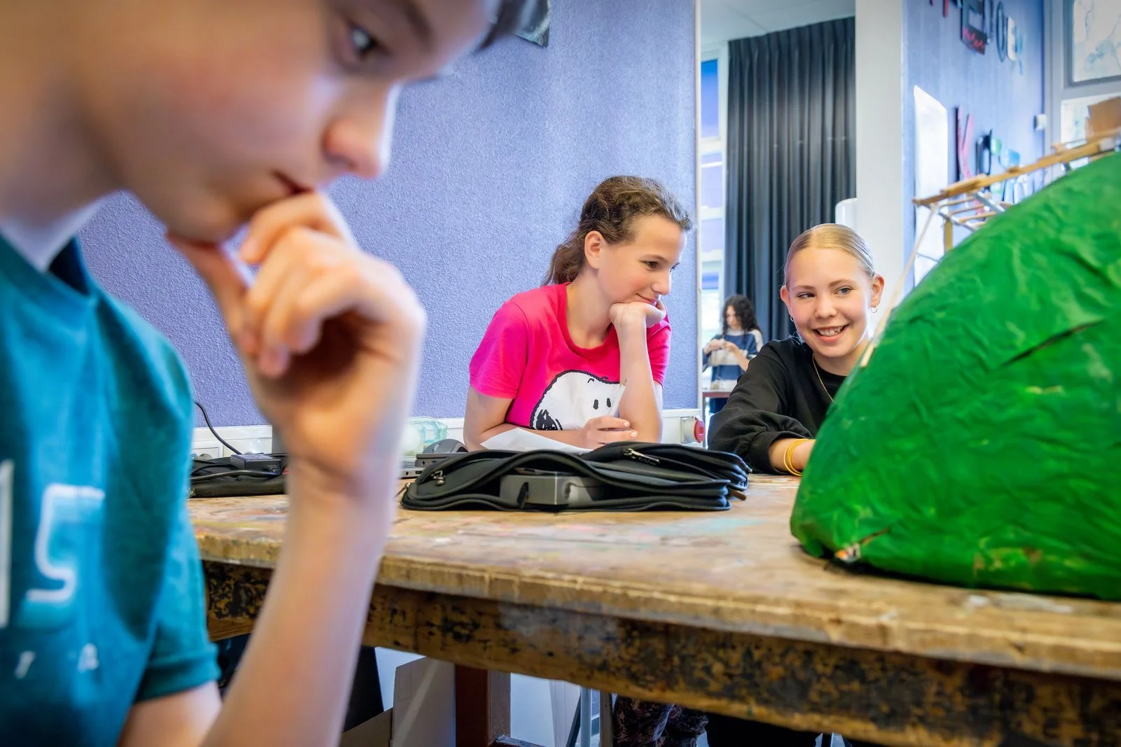 Leerlingen van De Rooi Pannen Eindhoven Vmbo tijdens een les in de keukens van de school.