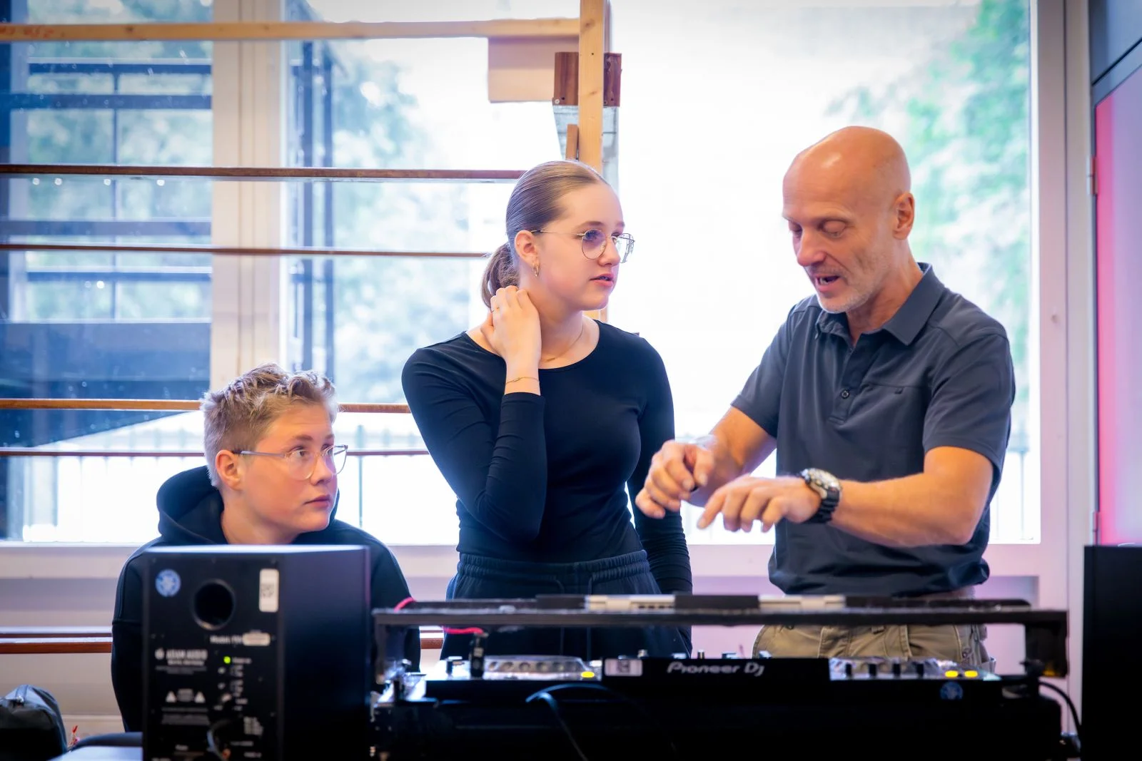 Leerlingen van De Rooi Pannen Eindhoven Vmbo tijdens een DJ workshop