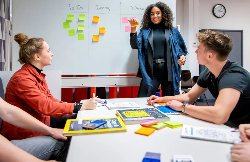 Studenten van de opleiding Ondernemer Handel van De Rooi Pannen Tilburg Handel & Ondernemen krijgen les in (project)management
