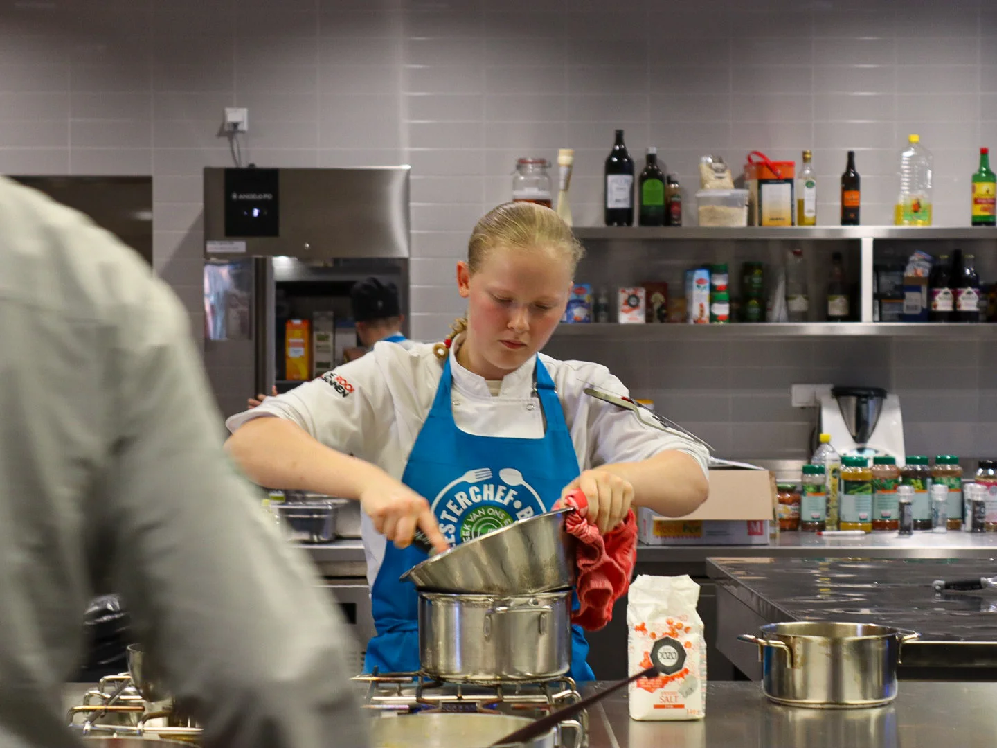 Deelnemer van Brabantse Meesterchef 2024 aan het werk in de keuken van De Rooi Pannen