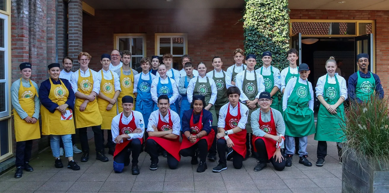 Groepsfoto van alle deelnemers van de Brabantse Meesterchef 2024 bij De Rooi Pannen