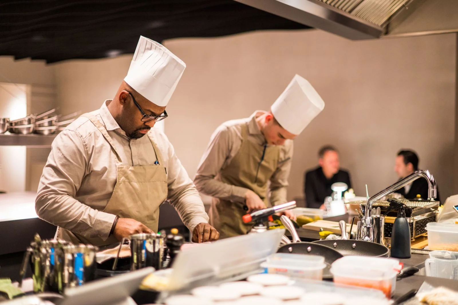 Casimir aan het werk met een collega in de open keuken van restaurant Odille