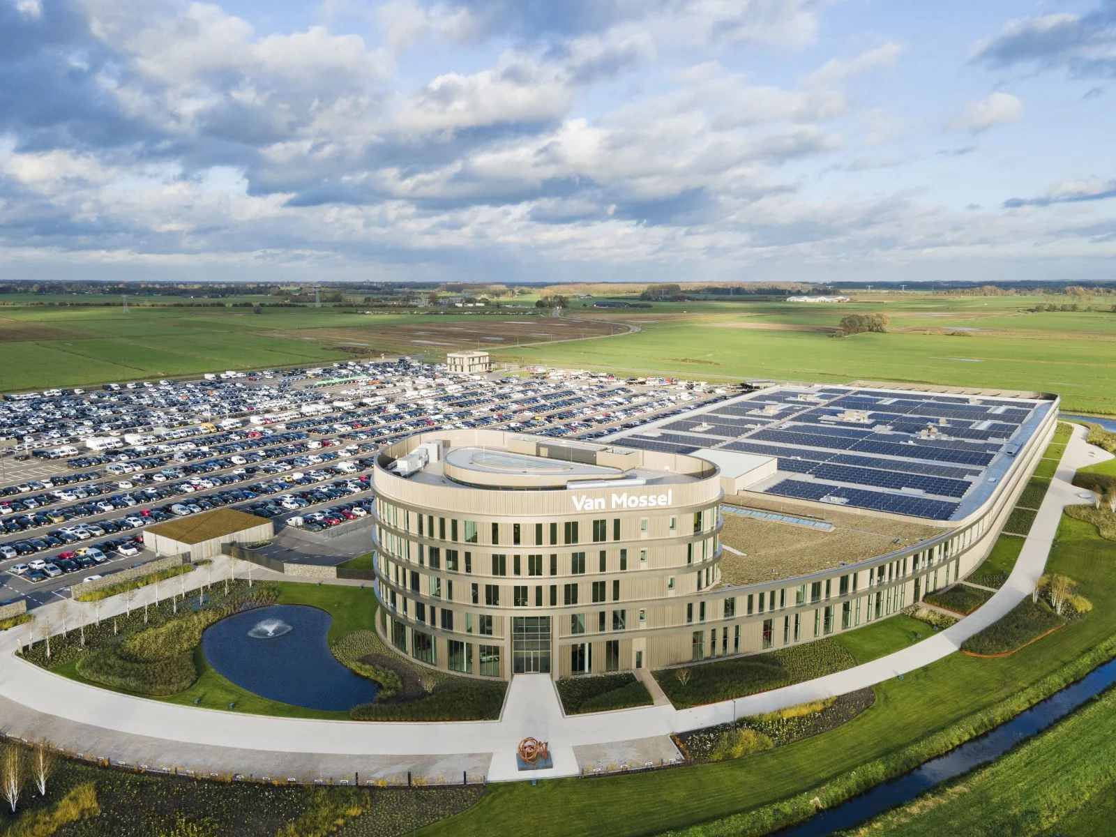 Luchtfoto van het nieuwe hoofdkantoor van Van Mossel in Waalwijk.