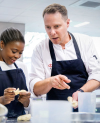 Workshop worstenbroodjes bakken