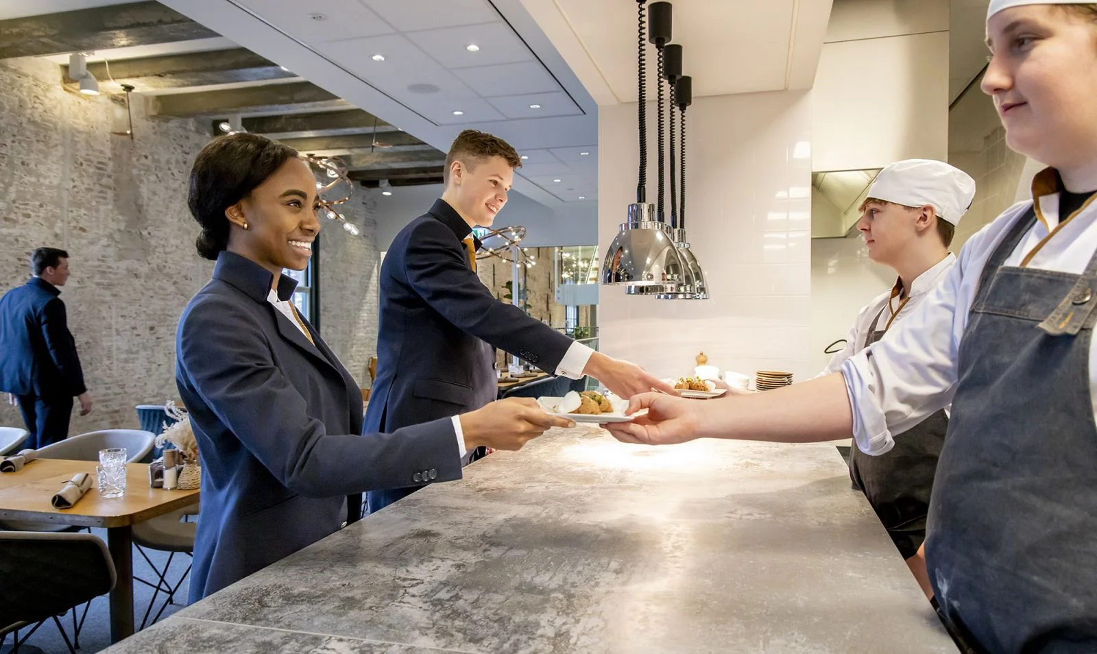 Student Dwaresa poseert bij een deur van een hotelkamer van De Rooi Pannen.