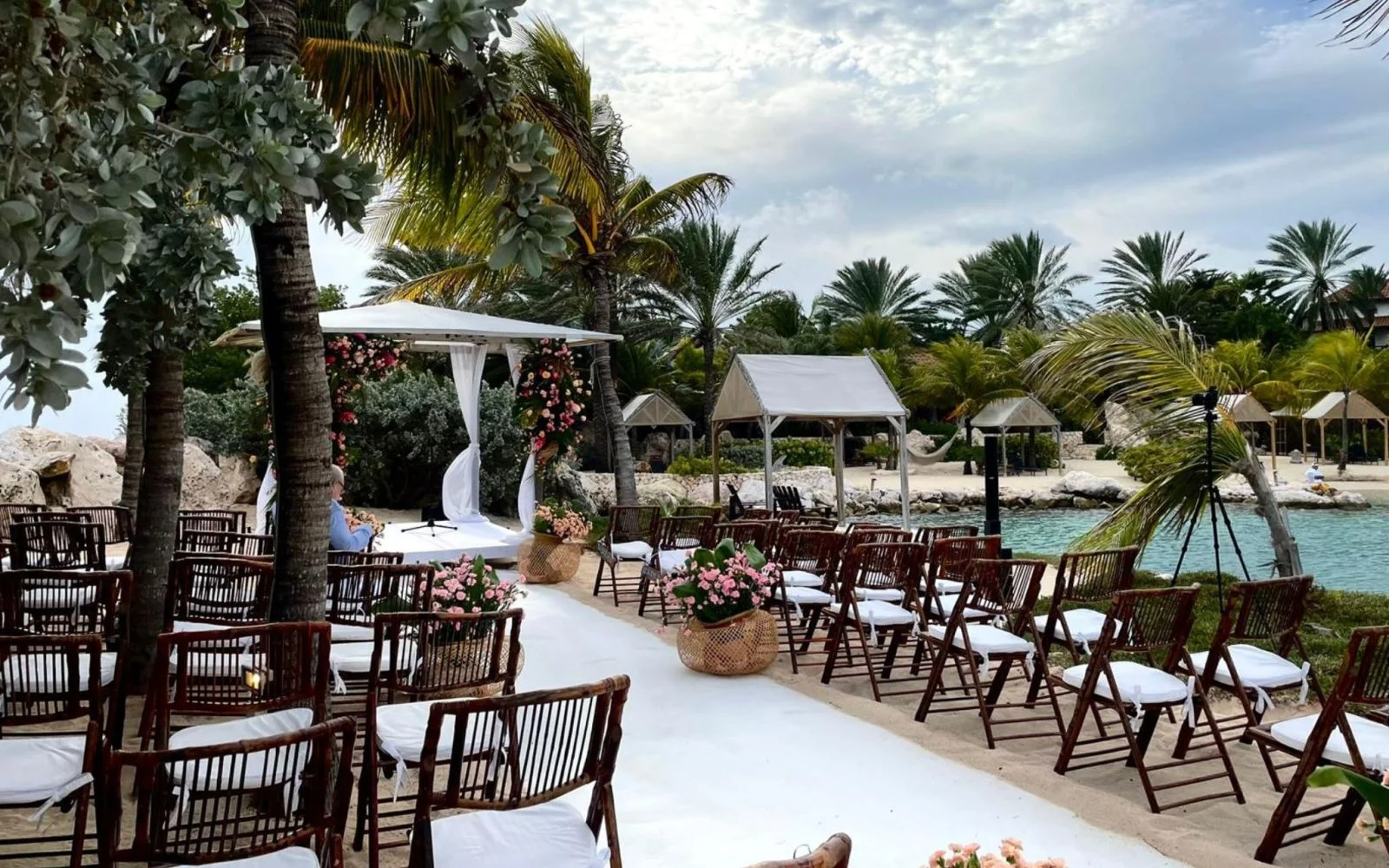 Een foto van Baoase Luxury Resort Curaçao waar een ceremonie klaar staat