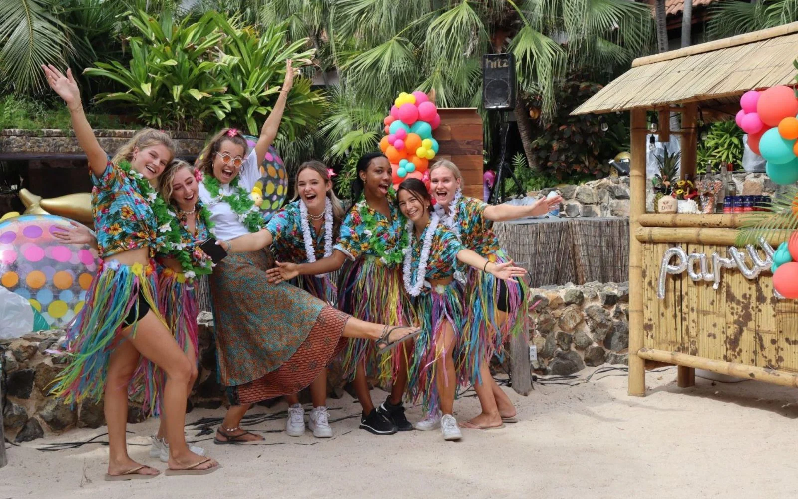 Een foto van allemaal stagiaires bij Baoase Luxury Resort Curaçao