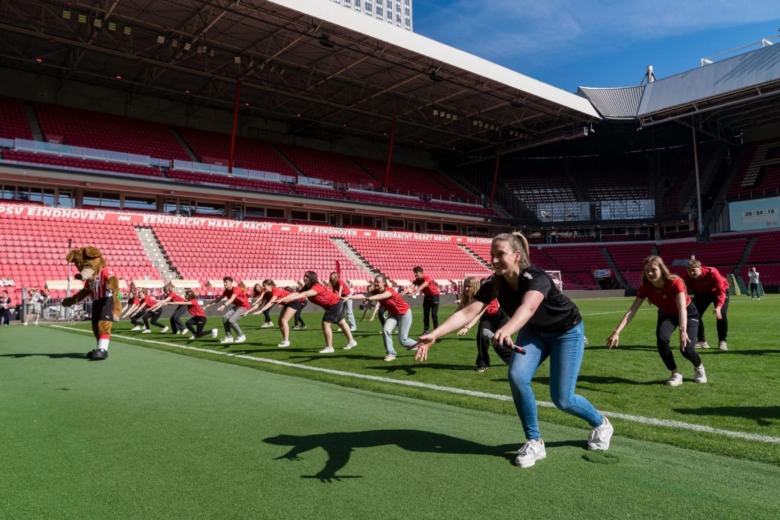 Studenten van De Rooi Pannen openden de PSV Brainport Scholenchallenge in 2025 met een unieke dans.