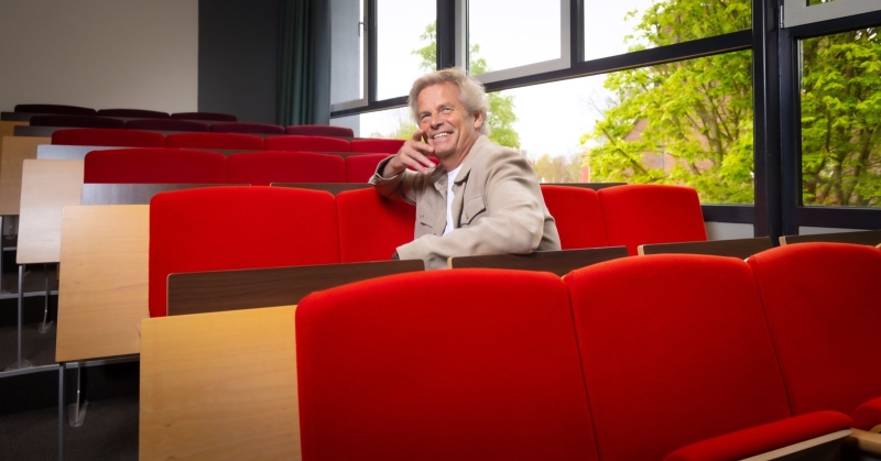 Bob Hutten in de rode schoolbanken van De Rooi Pannen