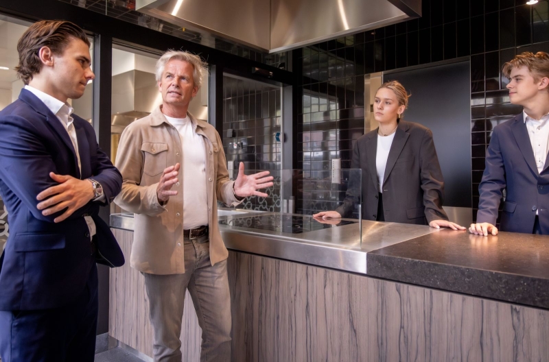 Bob Hutten als oud-student in gesprek met drie huidige studenten van De Rooi Pannen