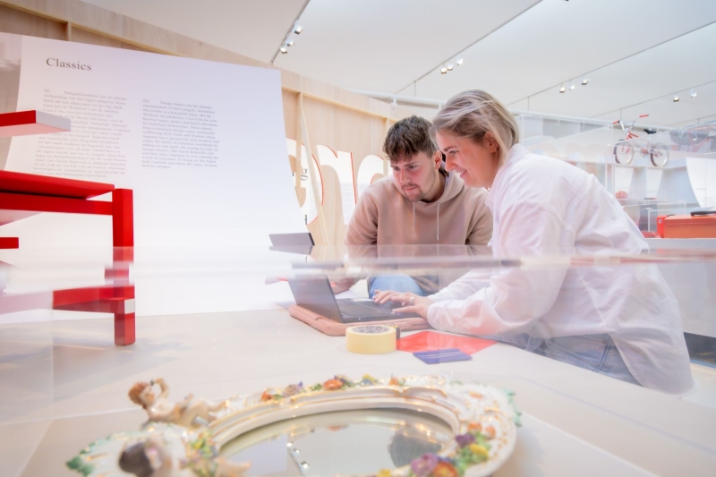 Stagiair en oud-student in gesprek in Design Museum Den Bosch