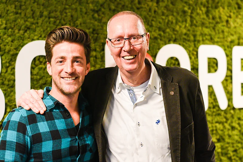 Docent Sjef met oud-student Hugo Kennis