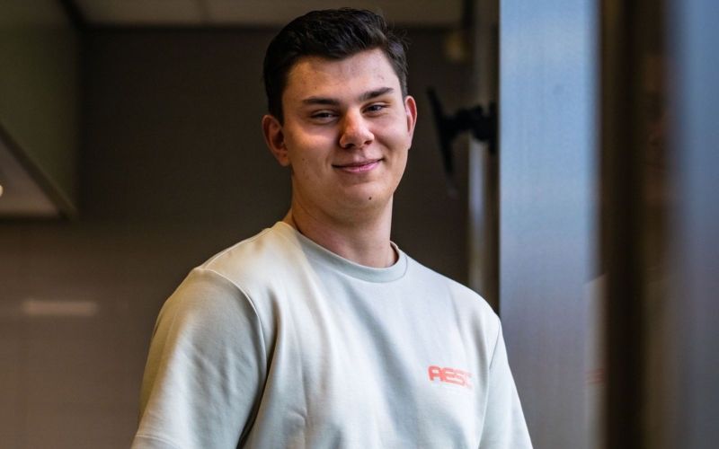 Pepijn staat in de keuken van De Rooi Pannen Tilburg Horeca en lacht naar de camera.