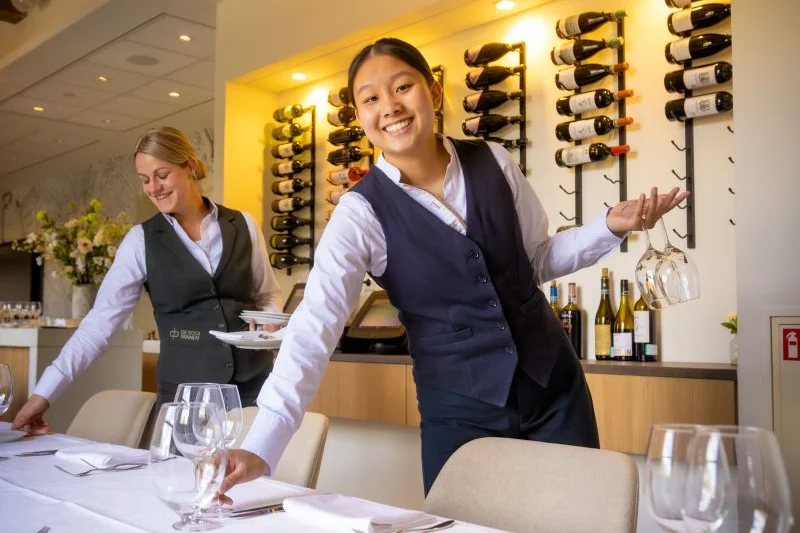Student doet praktijkervaring op in het restaurant van De Rooi Pannen Horeca.
