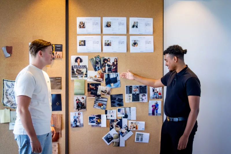 Een student van de mbo-opleiding Junior Accountmanager van De Rooi Pannen Tilburg Handel & Ondernemen legt de trends uit