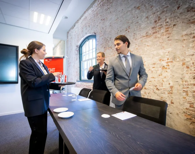 Studenten van de opleiding Horecaondernemer/-manager doen praktijkervaring op in het hotel van De Rooi Pannen Breda.