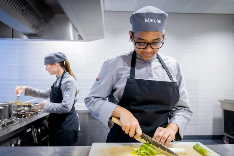 Student van de entreeopleiding Horeca-assistent doet praktijkervaring op in een restaurant van De Rooi Pannen.