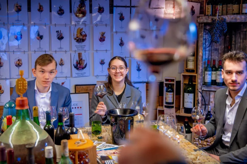 Student Leidinggevende bediening doet praktijkervaring op in het restaurant van De Rooi Pannen.