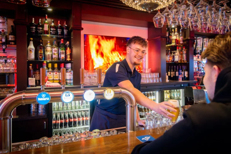 Student Zelfstandig werkend gastheer/gastvrouw aan het werk in een restaurant van De Rooi Pannen.