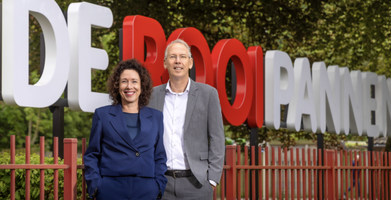 College van Bestuur De Rooi Pannen Links op de afbeelding Tanja Peters (voorzitter). Rechts naast Tanja staat Peter Wemmenhove (lid).