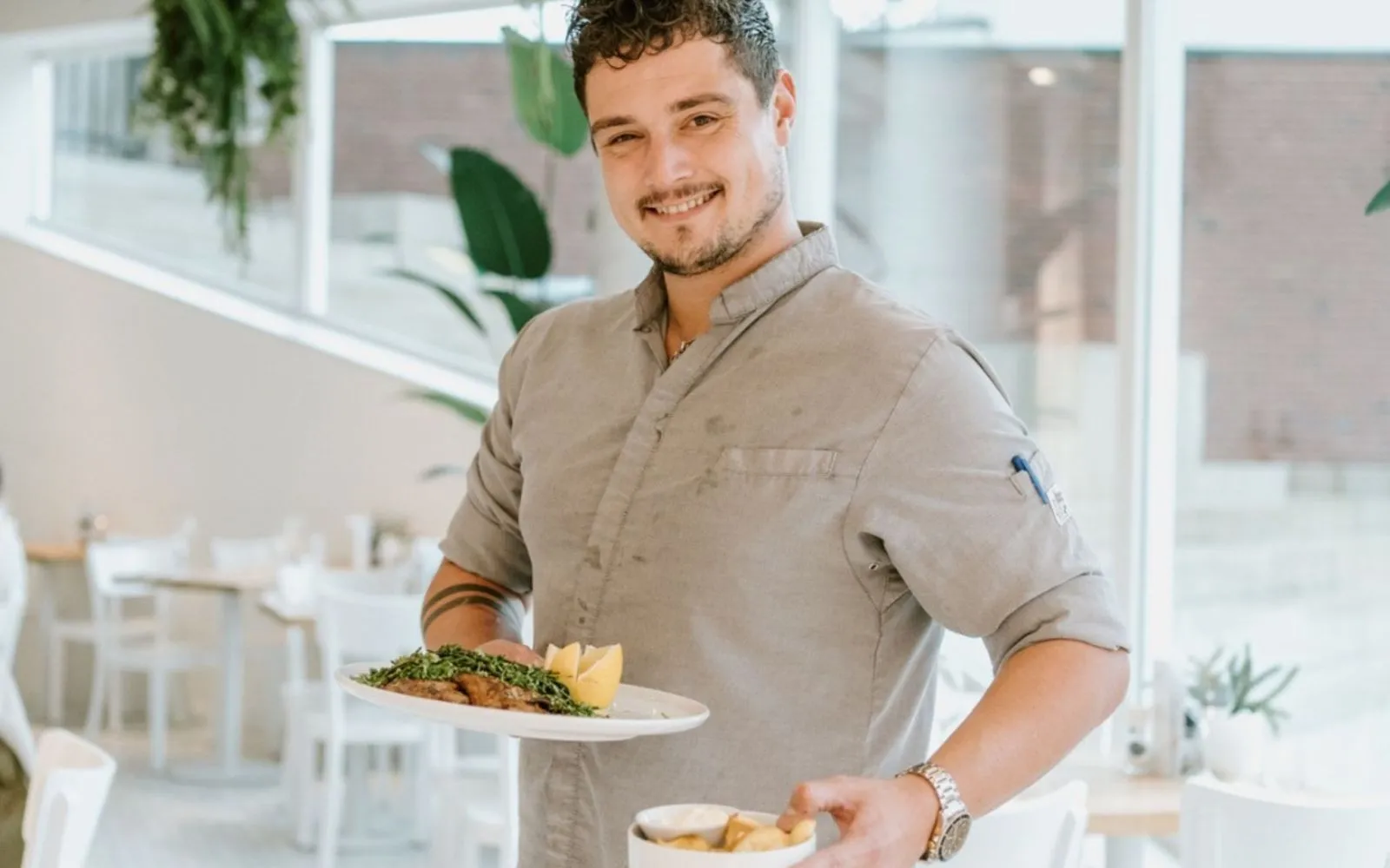 Oud-student Tim is chef én mede-eigenaar van restaurant Smit Vis aan de Haven