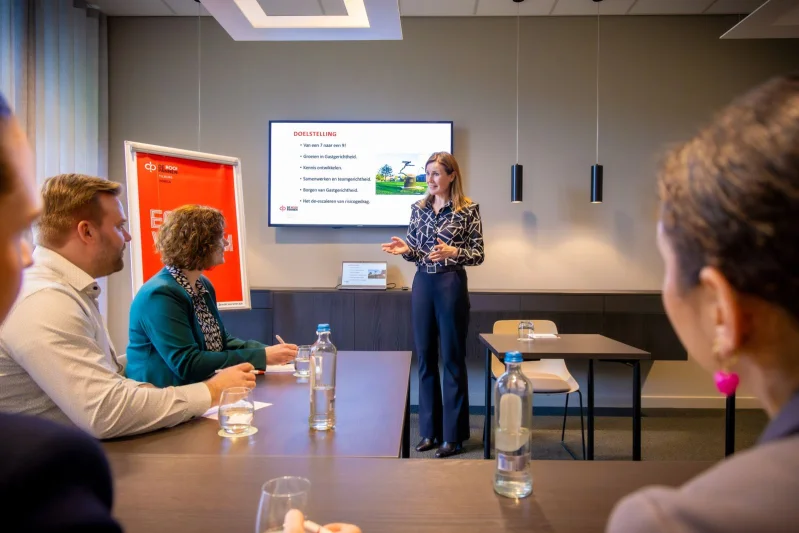 Zakelijke faciliteiten voor bedrijven bij De Rooi Pannen Zakelijke gasten in een vergadering in een van de vergaderlocaties van De Rooi Pannen