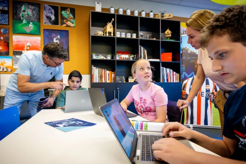 De Rooi Pannen Tilburg Vmbo Twee docenten leggen iets uit aan leerlingen van De Rooi Pannen Tilburg Vmbo.