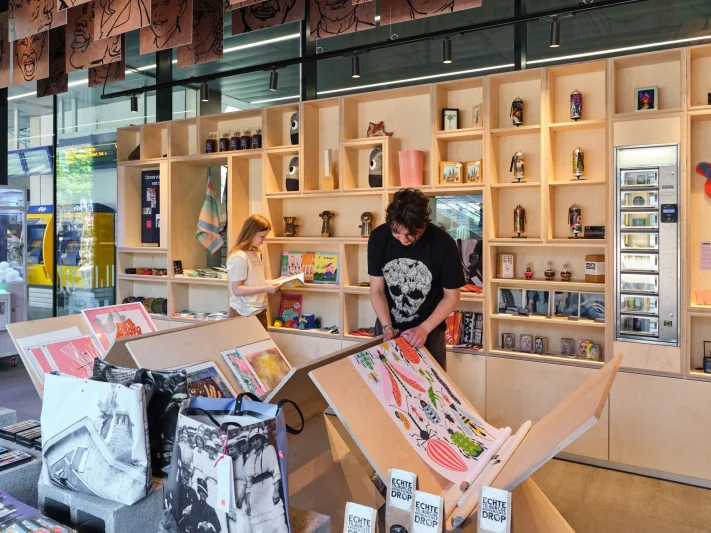 Twee studenten van De Rooi Pannen werken aan de styling van de brandstore van Tilburg.