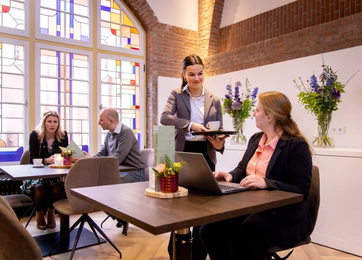 Student van de entreeopleiding Horeca-assistent doet praktijkervaring op in een restaurant van De Rooi Pannen.