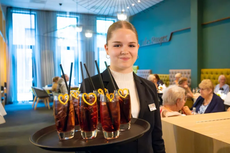 Studenten van de entreeopleiding Horeca-assistent doen praktijkervaring op in het restaurant van De Rooi Pannen Horeca.
