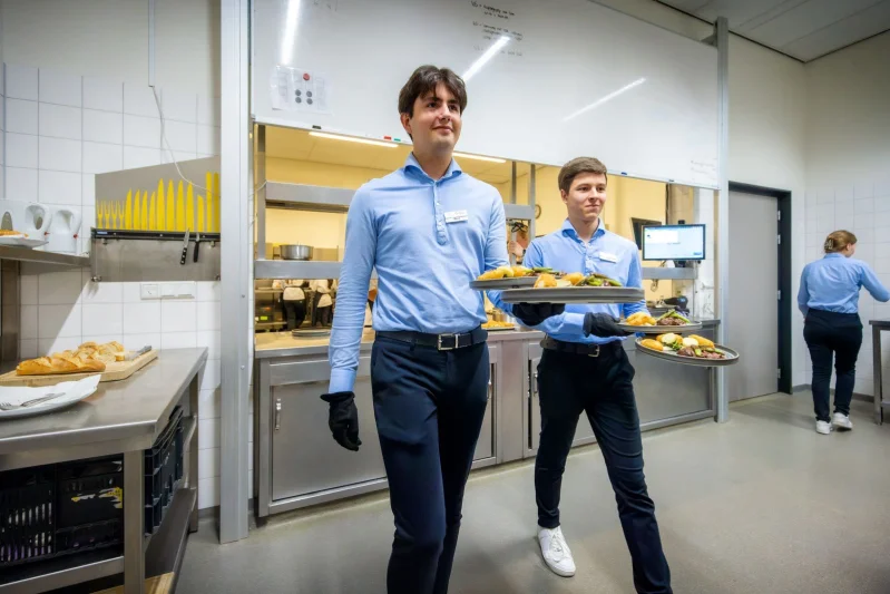 Student Gastheer/gastvrouw krijgt praktijkles in het restaurant van De Rooi Pannen Eindhoven Horeca.
